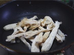 锅里加水，煮开后放入竹荪