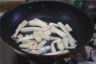 煮至竹荪膨胀即可捞出