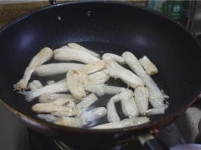 煮至竹荪膨胀即可捞出