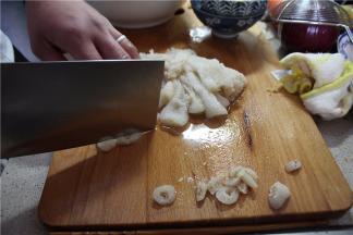 切掉竹荪的头部和尾部，并切段洗净