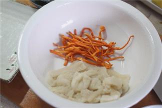 虫草花泡一下水待用