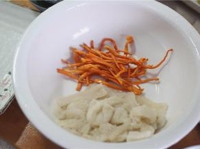 虫草花泡一下水待用