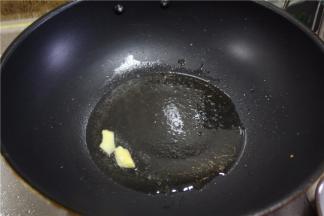 锅里入少许油，加入姜片爆香
