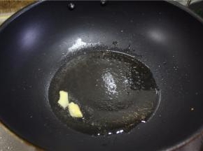 锅里入少许油，加入姜片爆香