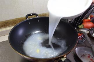 倒入准备好的高汤，至煮开