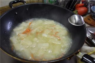 放入虫草花、竹荪，盐调味，煮好后倒入碗里备用