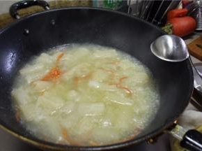 放入虫草花、竹荪，盐调味，煮好后倒入碗里备用