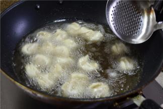 锅里入油，烧至6成热，下入抄手或馄饨