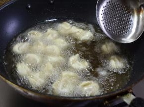 锅里入油，烧至6成热，下入抄手或馄饨