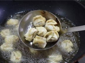 炸至金黄色