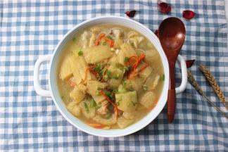 抄手放入碗里垫底，倒入之前煮好的汤即可