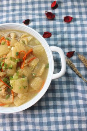 汤汁浇在炸好的馄饨上，滋滋作响。