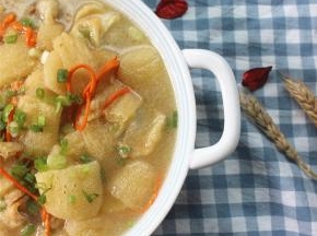 汤汁浇在炸好的馄饨上，滋滋作响。