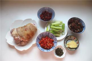 首先准备好肘子、泡椒、姜、花椒等各种材料