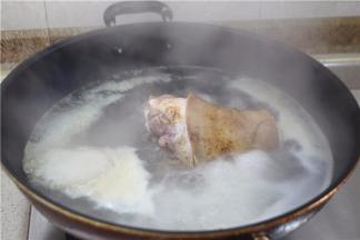 待肘子煮出血泡，捞起肘子，放入高压锅