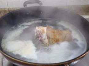 待肘子煮出血泡，捞起肘子，放入高压锅