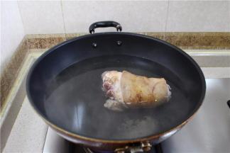 锅内倒水，入肘子焯水去腥
