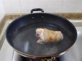 锅内倒水，入肘子焯水去腥