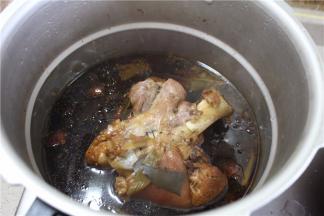 等到高压锅上气后，压大约25分钟捞起，用筷子能插入肘子内部就熟了，如果不能或者很费力都可以再煮一会，软糯的口感最好吃