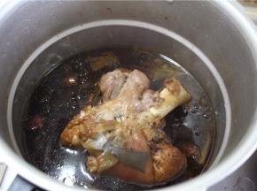 等到高压锅上气后，压大约25分钟捞起，用筷子能插入肘子内部就熟了，如果不能或者很费力都可以再煮一会，软糯的口感最好吃