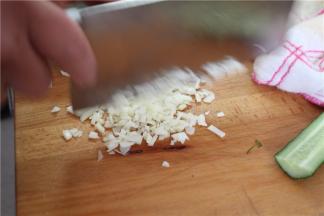 将蒜、姜切成粒，大葱切段
