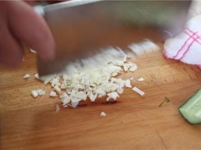 将蒜、姜切成粒，大葱切段