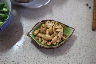 准备好少许熟花生米