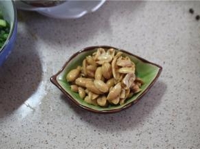 准备好少许熟花生米