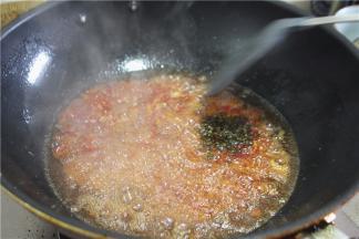 放入味精、醋、白糖、花椒、大葱、花生米。这里的醋和白糖，按照1:1的比例放入锅