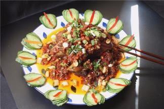 把汤汁淋在肘子上，即可出盘