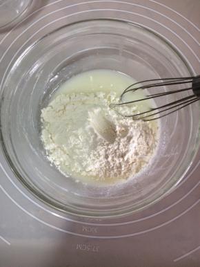 再放入过筛后的低筋面粉，用蛋抽划一字拌匀