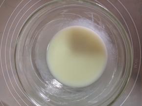 这次用的是后蛋法，所以先把牛奶和油充分混合，直到看不到油脂