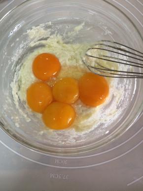 最后放入蛋黄，用蛋抽划一字拌匀
