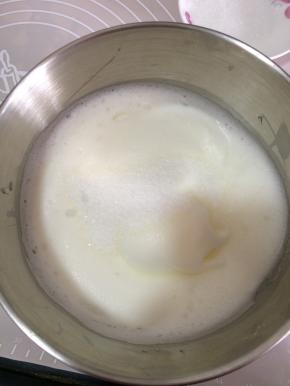 高速打发至蛋白到1倍大再放入第二次糖