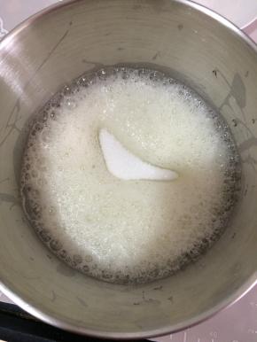 接下来打发蛋白，先用电动打蛋打至鱼眼泡状态加入三分之一糖
