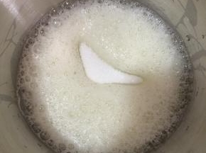 接下来打发蛋白，先用电动打蛋打至鱼眼泡状态加入三分之一糖