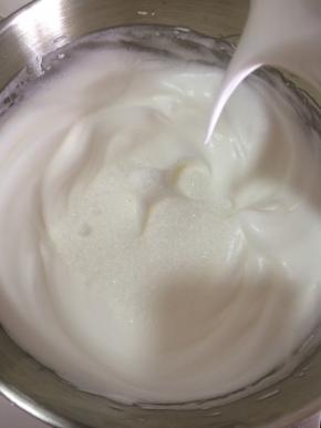 换中速打发至细腻的状态加入第三次糖