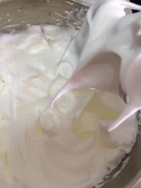 一直打发至湿性发泡，提起打蛋头有弯钩