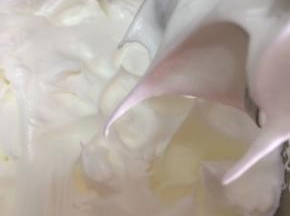一直打发至湿性发泡，提起打蛋头有弯钩