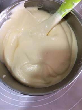 再把混合好的面糊倒回蛋白霜里，用同样的手法翻拌均匀至细腻的状态