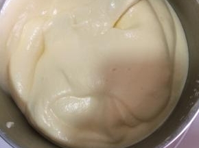 再把混合好的面糊倒回蛋白霜里，用同样的手法翻拌均匀至细腻的状态