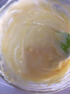 这时候可以先预热烤箱，上下火160度，先取三分一的蛋白与面糊混匀，要注意用翻拌的手法，不可以划圈圈搅拌