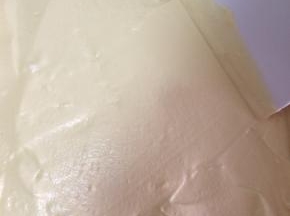烤盘垫油纸，把原味的蛋糕糊先倒入烤盘内，用刮板抹平