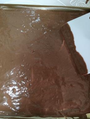 挤好后再用刮板抹平