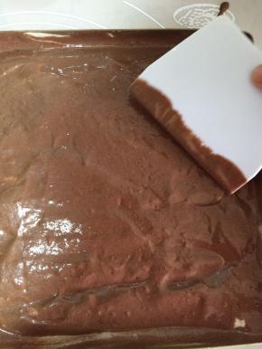 画好后用刮板轻轻抹平