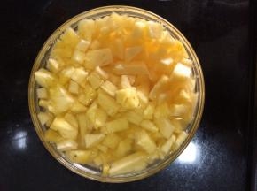 菠萝洗干净切小块，用淡盐水浸泡5分钟