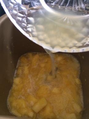 静置1小时后的菠萝加入柠檬汁