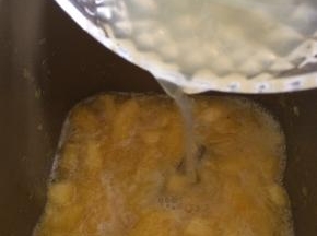 静置1小时后的菠萝加入柠檬汁