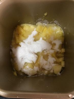 因为菠萝属于不容易煮烂的水果，所以我把菠萝心较硬的部分用料理机打成了果泥，留了比较软的那一部分果肉，加入糖拌均匀放置1小时