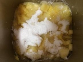 因为菠萝属于不容易煮烂的水果，所以我把菠萝心较硬的部分用料理机打成了果泥，留了比较软的那一部分果肉，加入糖拌均匀放置1小时